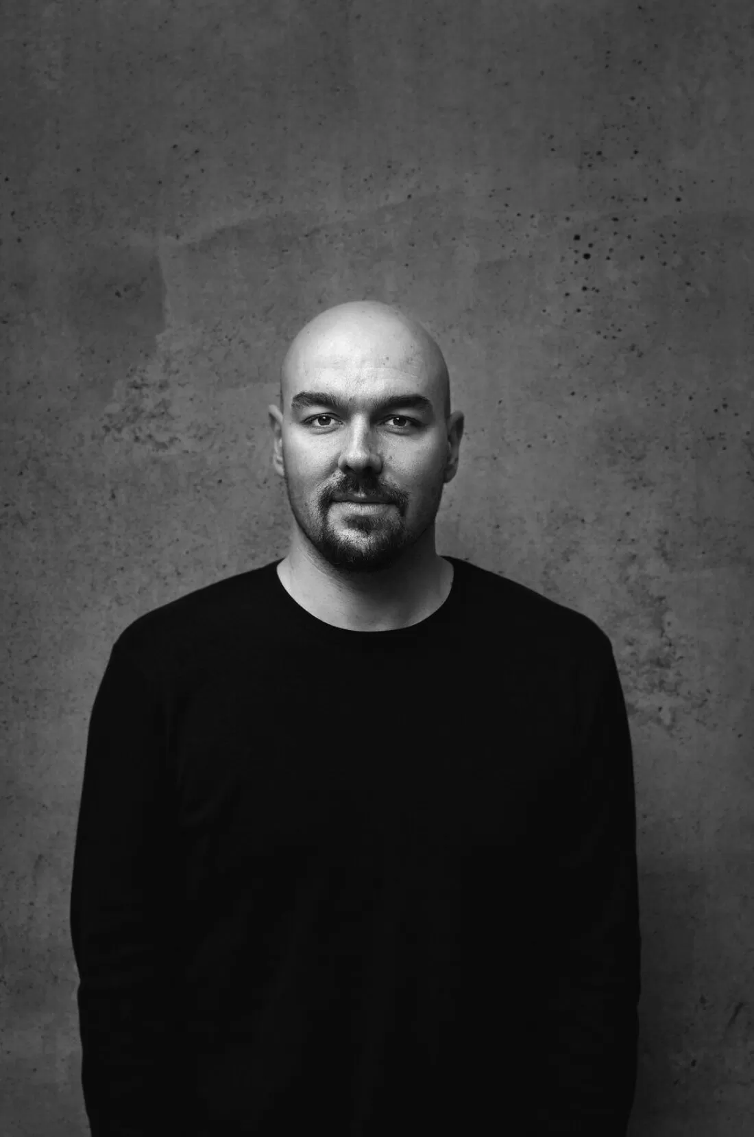 Luca Nichetto, designer industriale, noto per il lavoro con vetro di Murano e premi internazionali.