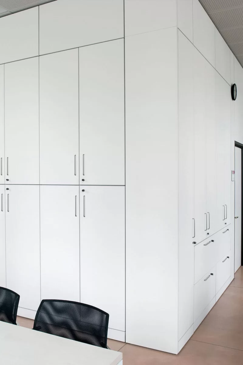 Cloisons équipées pour bureau: fonctionnalité et design intégré