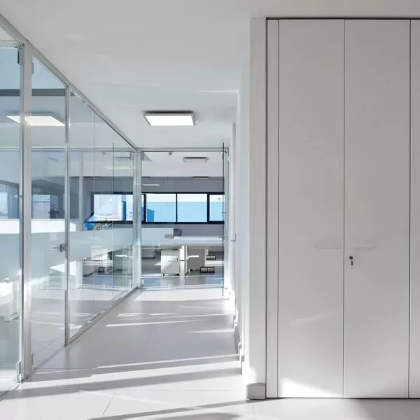 pareti divisorie in vetro per un ufficio realizzato da Frezza