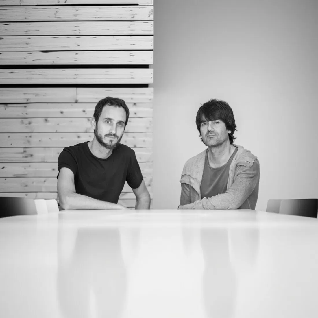Ramos Bassols, studio di design a Barcellona, crea prodotti con linee pulite ed estetica accogliente, bilanciando forma e funzione.