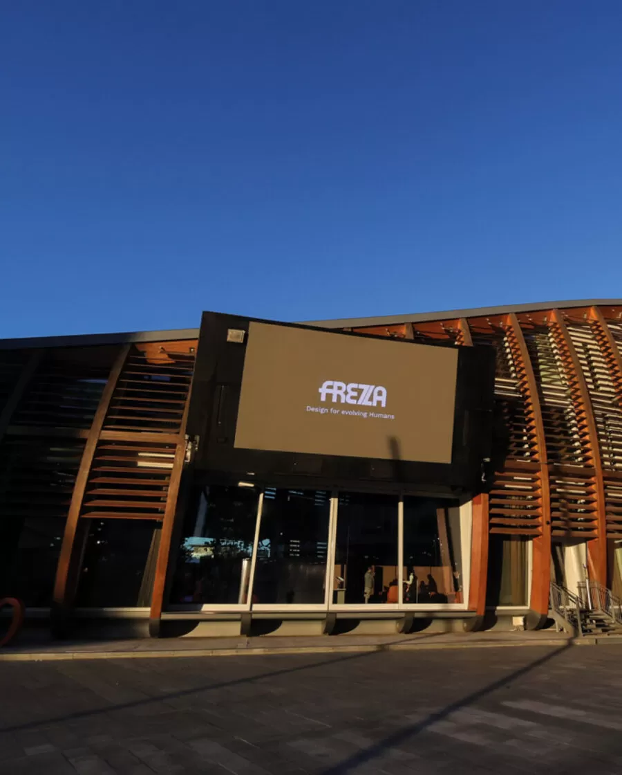 Frezza est une entreprise qui fabrique des mobiliers de bureau et des meubles Made in Italy.