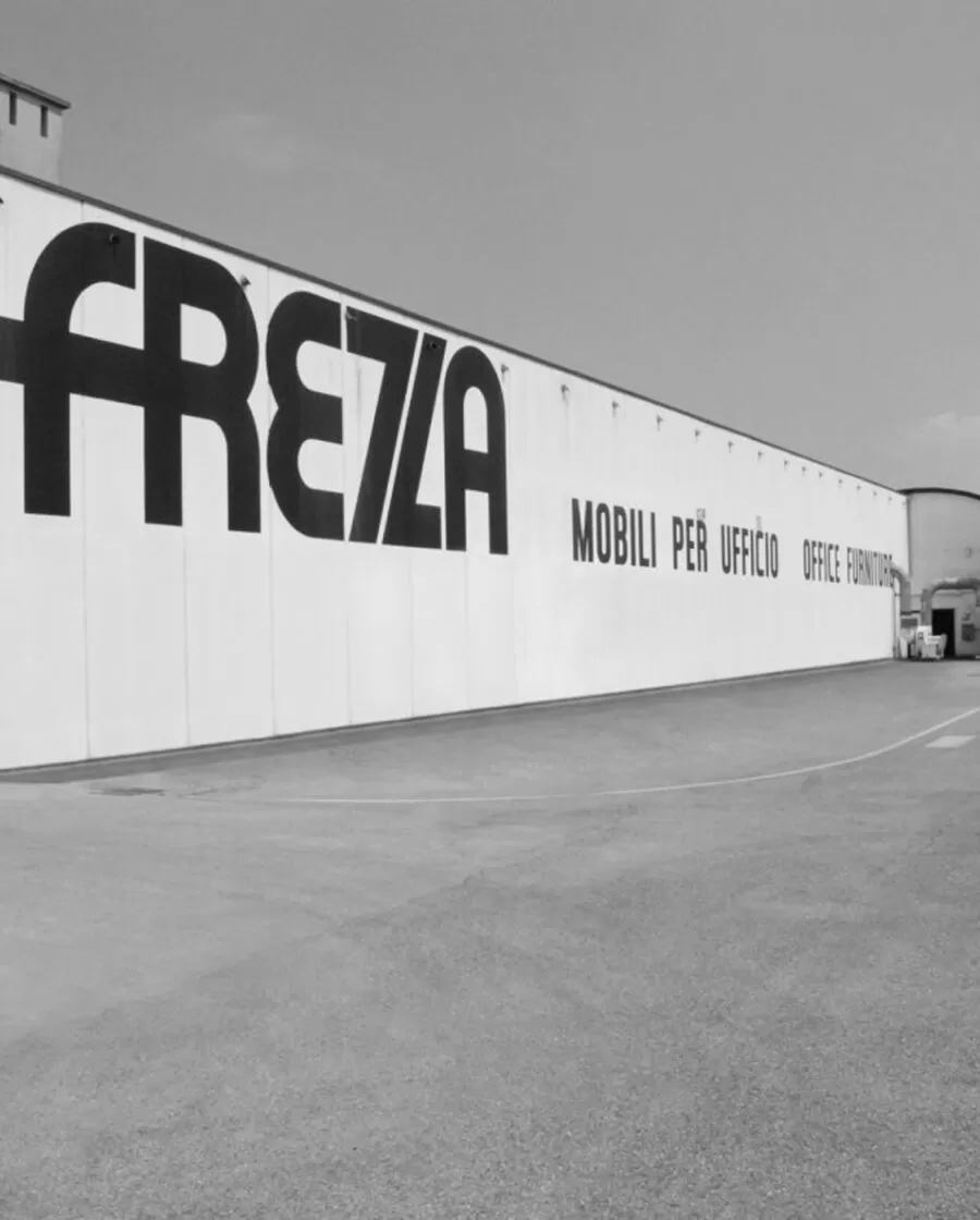 Frezza est l'une des principales réalités industrielles italiennes, fabricant de mobilier de bureau et d'ameublement professionnel.