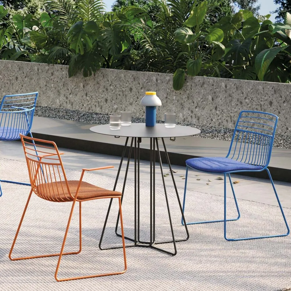 tavolino da esterno in metallo. Elegante e di design. Yo Metal