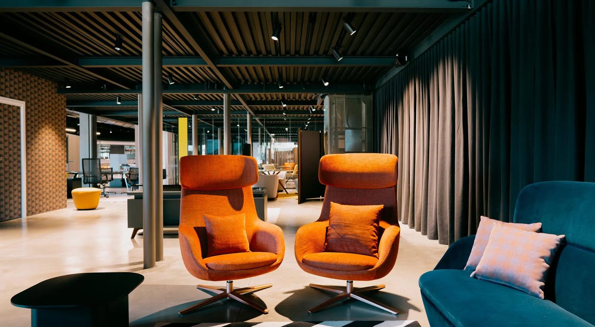 Gli spazi lounge nello showroom Frezza: eleganza, comfort e versatilità per ogni momento di pausa