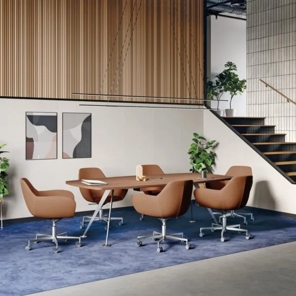 Petits fauteuils de bureau Skyline couleur cognac autour d'une table de réunion – Frezza