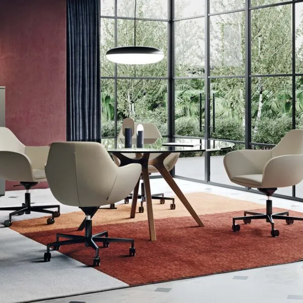 Petits fauteuils de bureau Skyline dans une salle de réunion avec tapis rouge – Frezza