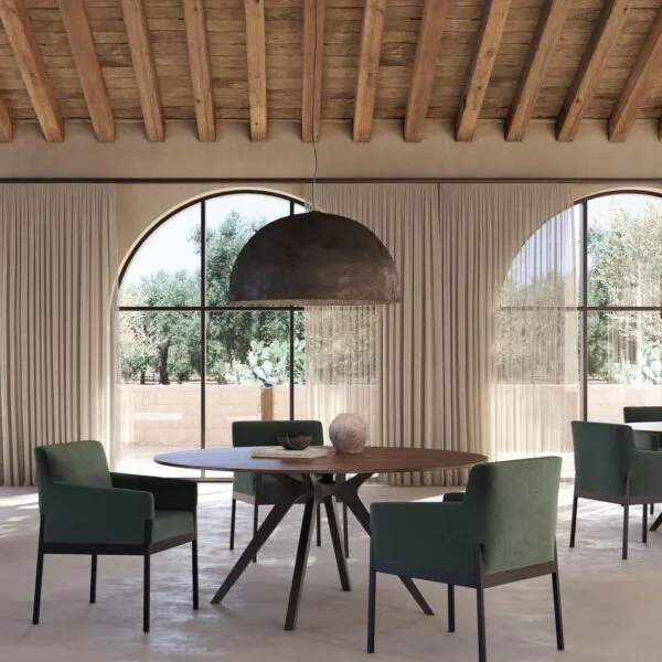 Fauteuils lounge Stand By Armchair verts dans un restaurant avec tables rondes – Frezza