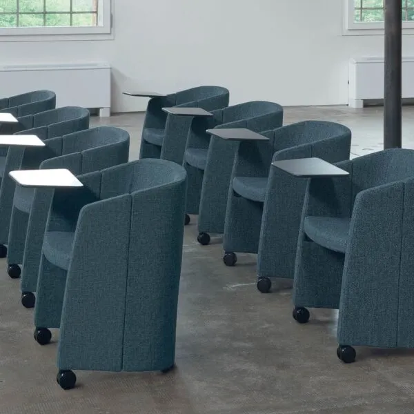 Fauteuils pour auditorium pliants Magic avec tablette écritoire en salle de conférence – Frezza