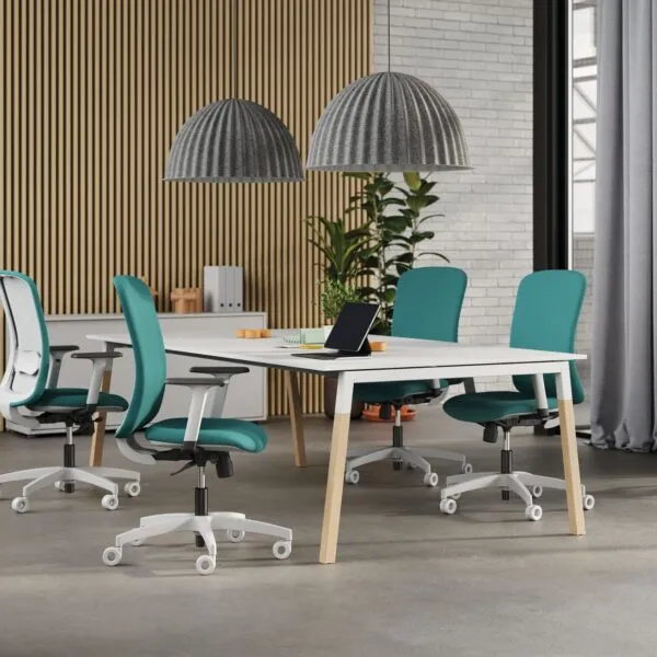 Chaises de bureau ergonomiques Takk dans une salle de réunion avec suspensions – Frezza