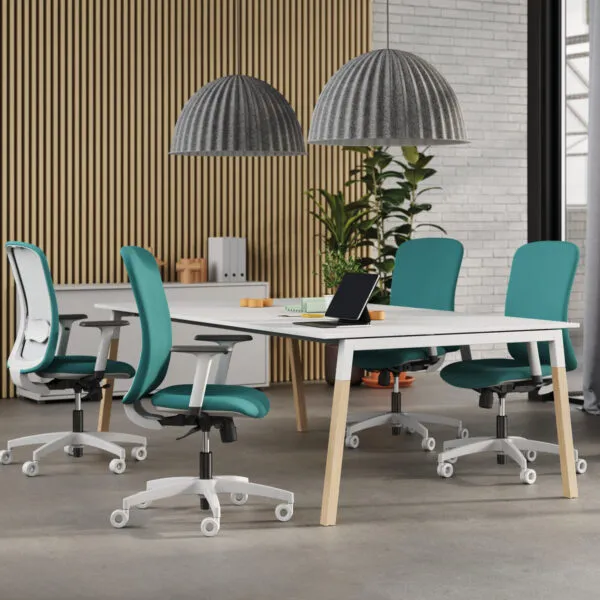Sedie per ufficio ergonomiche Takk con rotelle in una sala riunioni – Frezza