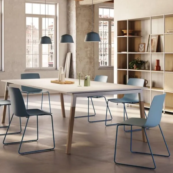 Chaises en polypropylène Yo Plastic colorées dans une salle de réunion – Frezza