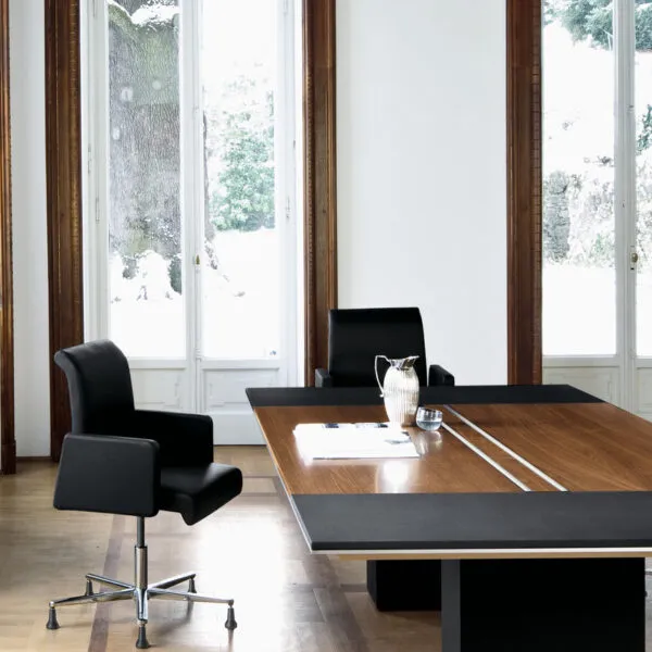 Chaises visiteurs de bureau Max autour d'une table de réunion – Frezza