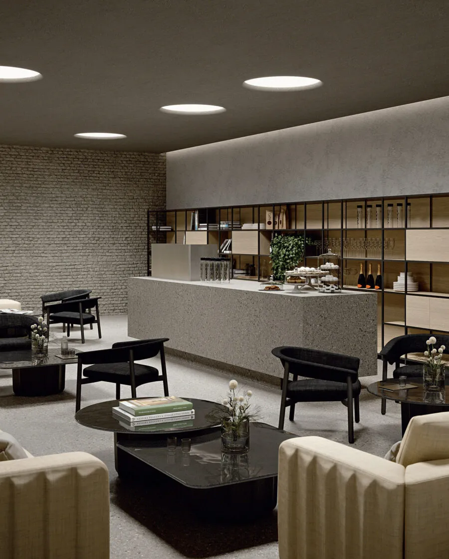 Lash Chair in legno design con braccioli e imbottitura nera in lounge bar hotel con bancone in pietra e libreria retroilluminata — sedia legno contract italiana