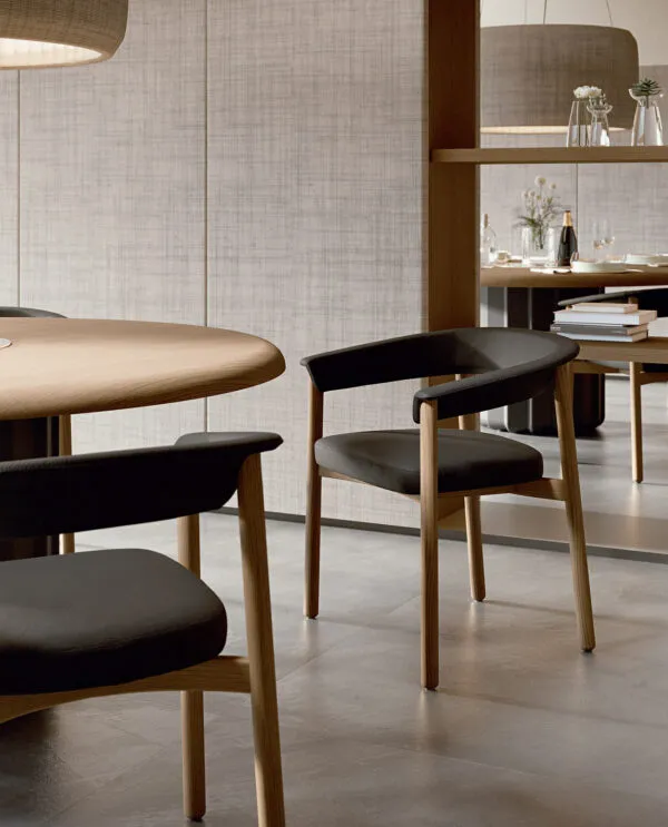 Lash chaise de design en bois noire, détail du dossier courbe caractéristique inspiré d'un cil, table ronde chêne — design italien Sabree