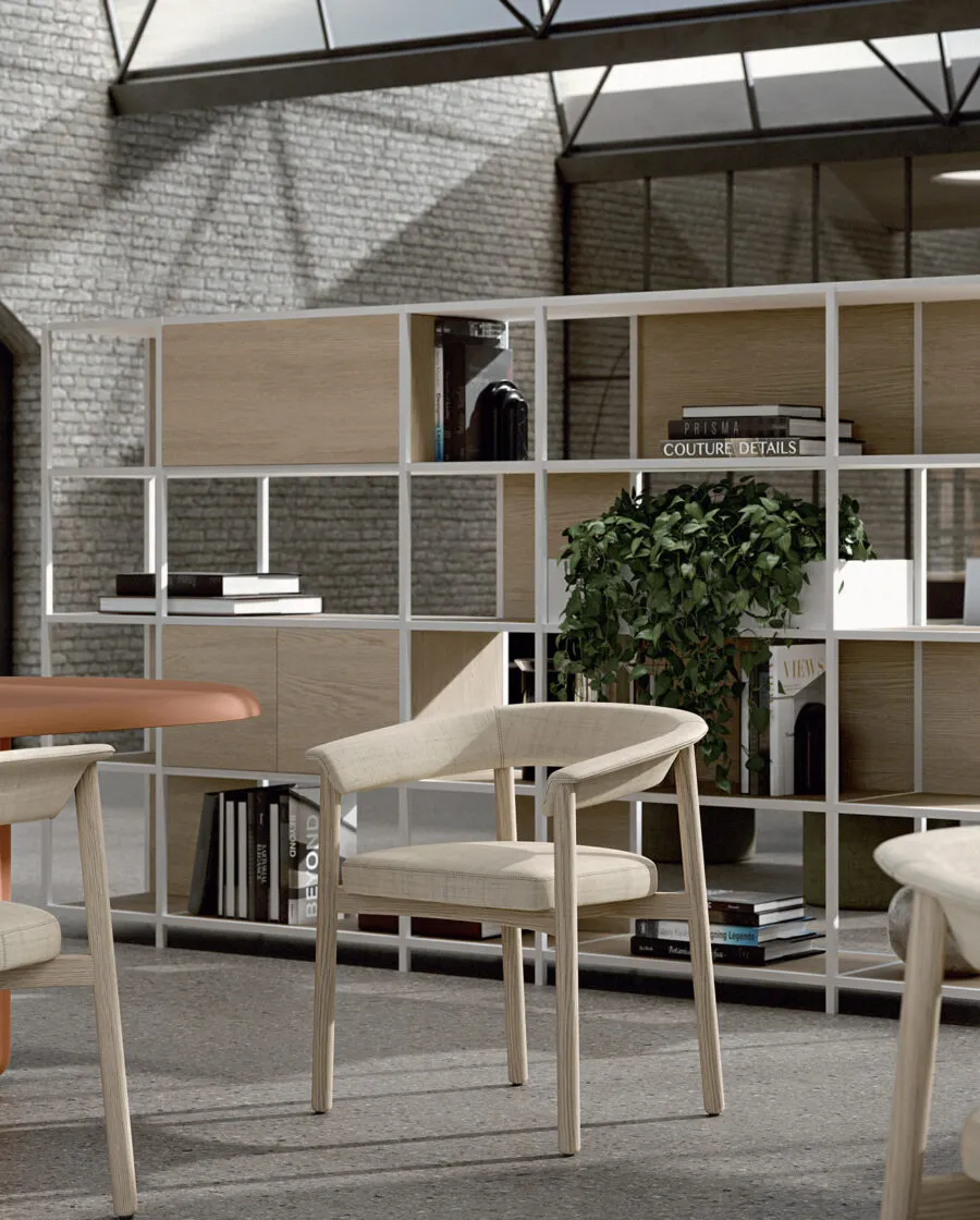 Lash Chair, sedia design in legno con braccioli e schienale avvolgente in tessuto sabbia in spazio co-working contract con libreria modulare — design italiano