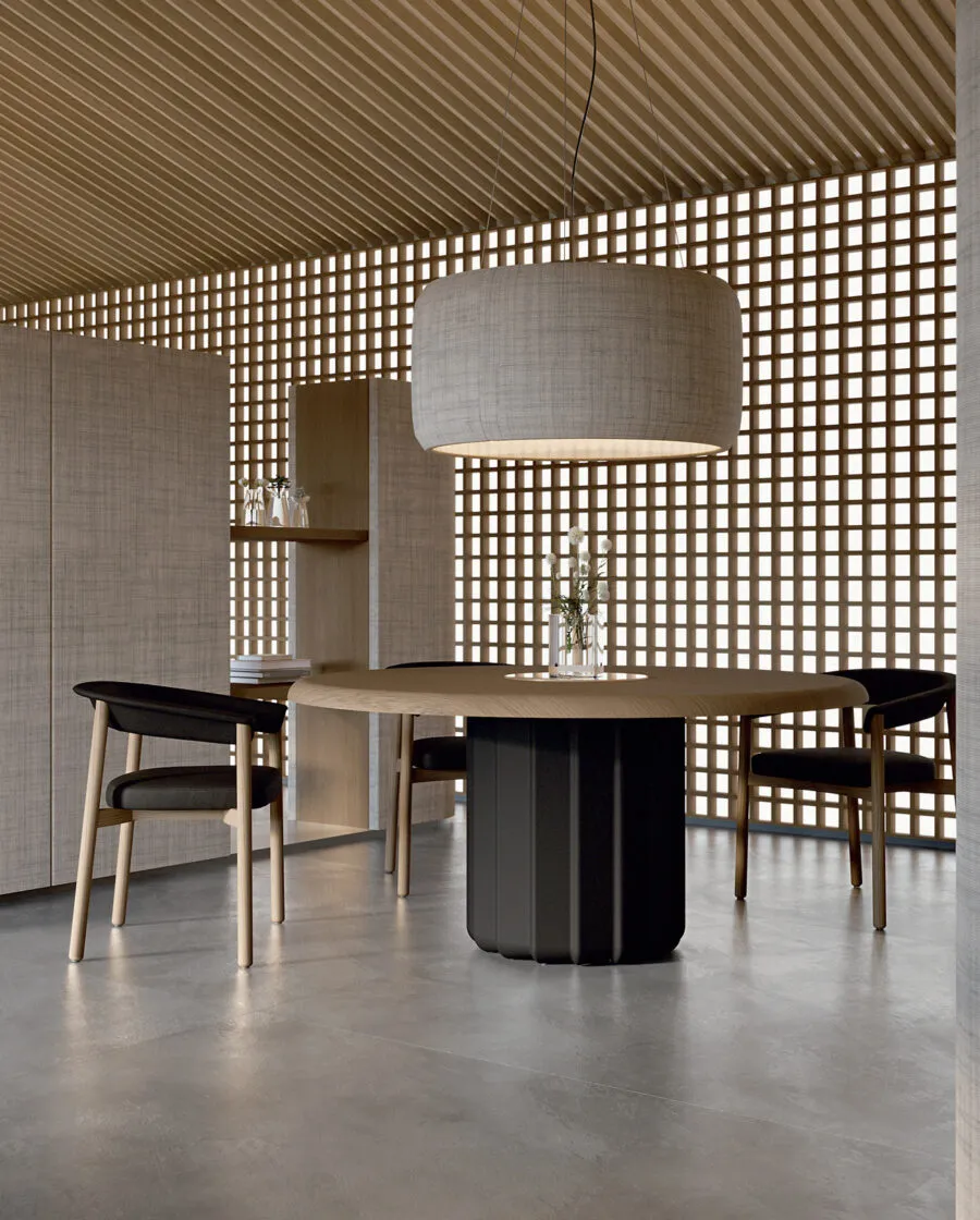 Lash Chair in legno design con braccioli e pelle nera abbinata a tavolo rotondo in sala pranzo minimalista contract con parete a griglia in legno — design italiano