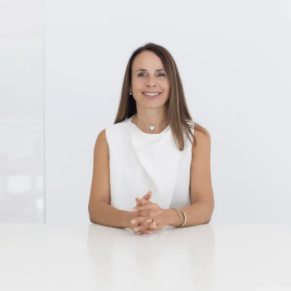 Ritratto di Monica Armani, architetto e designer italiana autrice delle collezioni Sabree e Lash per Frezza