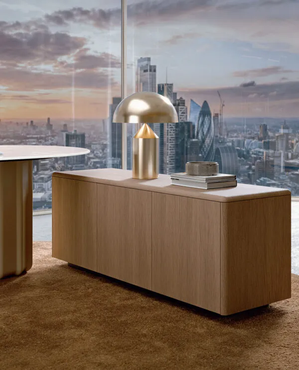 Buffet design italien Sabree en finition chêne dans un penthouse contemporain avec vue sur la ville et accessoires en laiton — design italien
