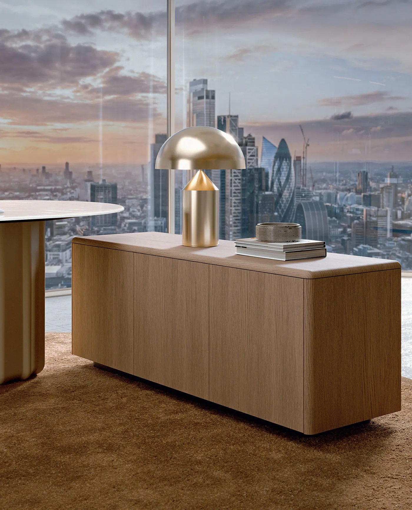 Buffet design italien Sabree en finition ch&ecirc;ne dans un penthouse contemporain avec vue sur la ville et accessoires en laiton &mdash; design italien