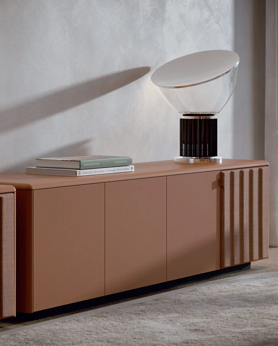 Buffet design haut de gamme Sabree en laqu&eacute; terracotta avec motif ondul&eacute; caract&eacute;ristique et lampe de designer &mdash; design contemporain