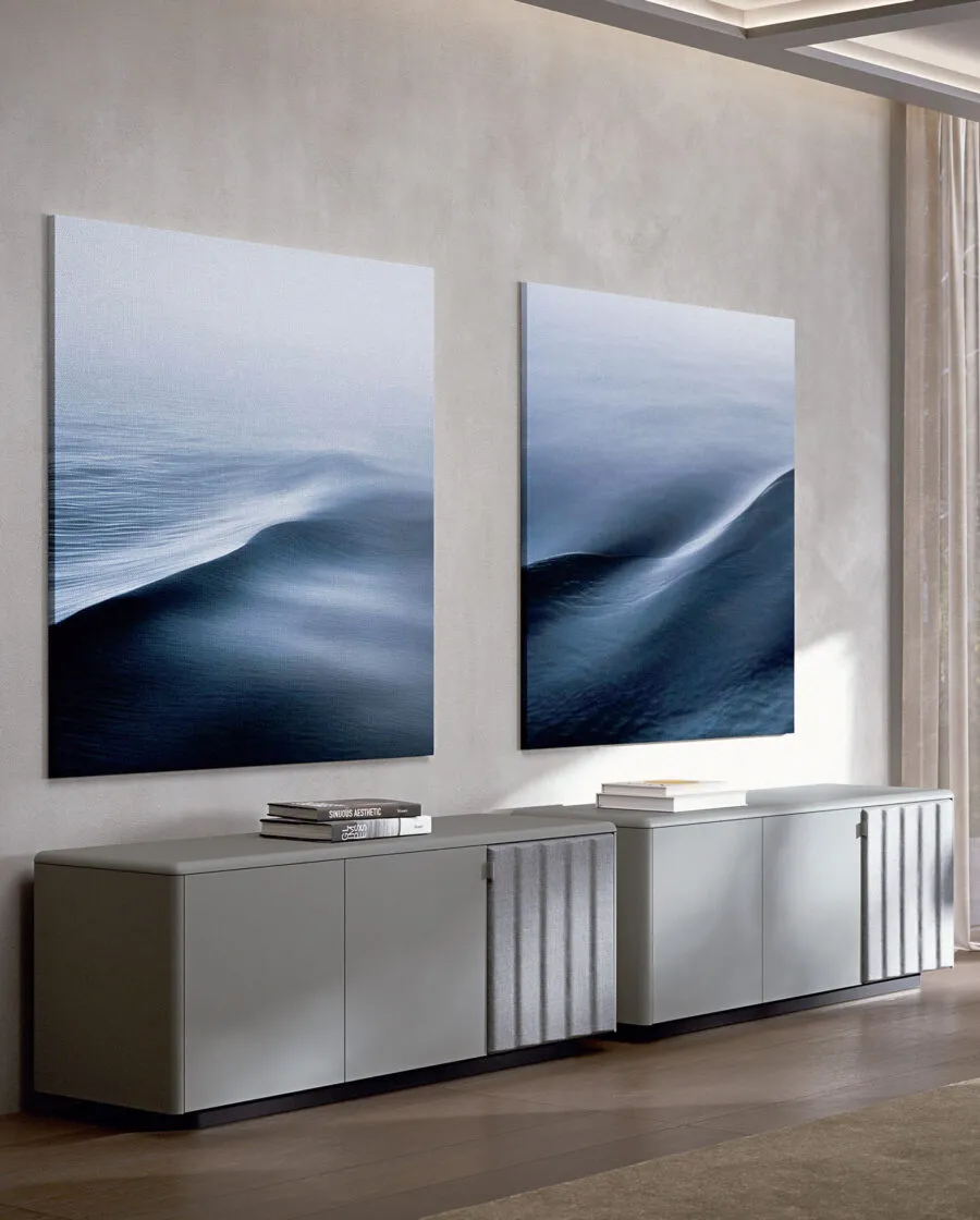 Meuble buffet Sabree laqu&eacute; gris clair en configuration quatre modules dans un salon minimaliste avec grande &oelig;uvre d'art marine &mdash; design italien