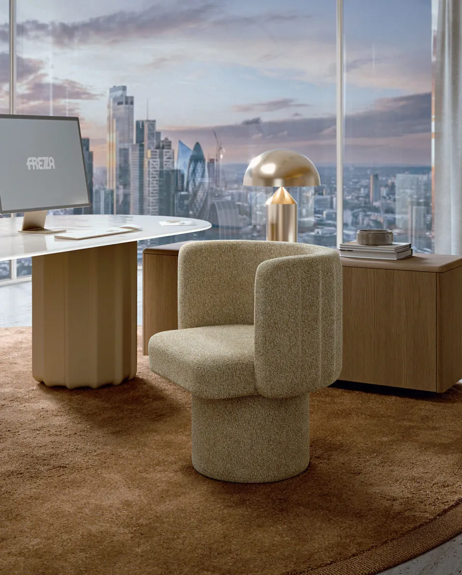 Poltrona design Sabree in tessuto boucl&eacute; sabbia con madia in rovere naturale sullo sfondo, in un executive office con vista panoramica sullo skyline di Londra