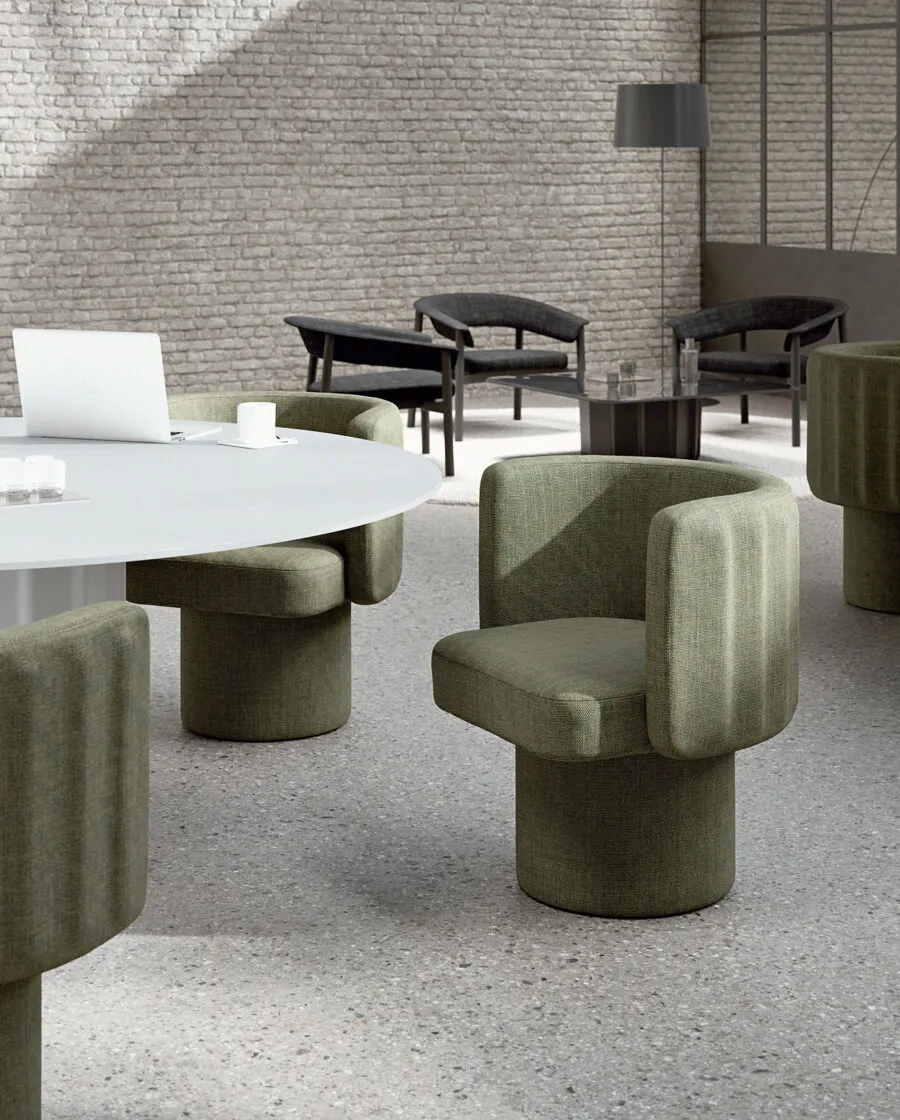 Fauteuil crapaud moderne Sabree en tissu vert militaire autour d'une table ronde dans un open space contemporain avec mur en briques — design italien