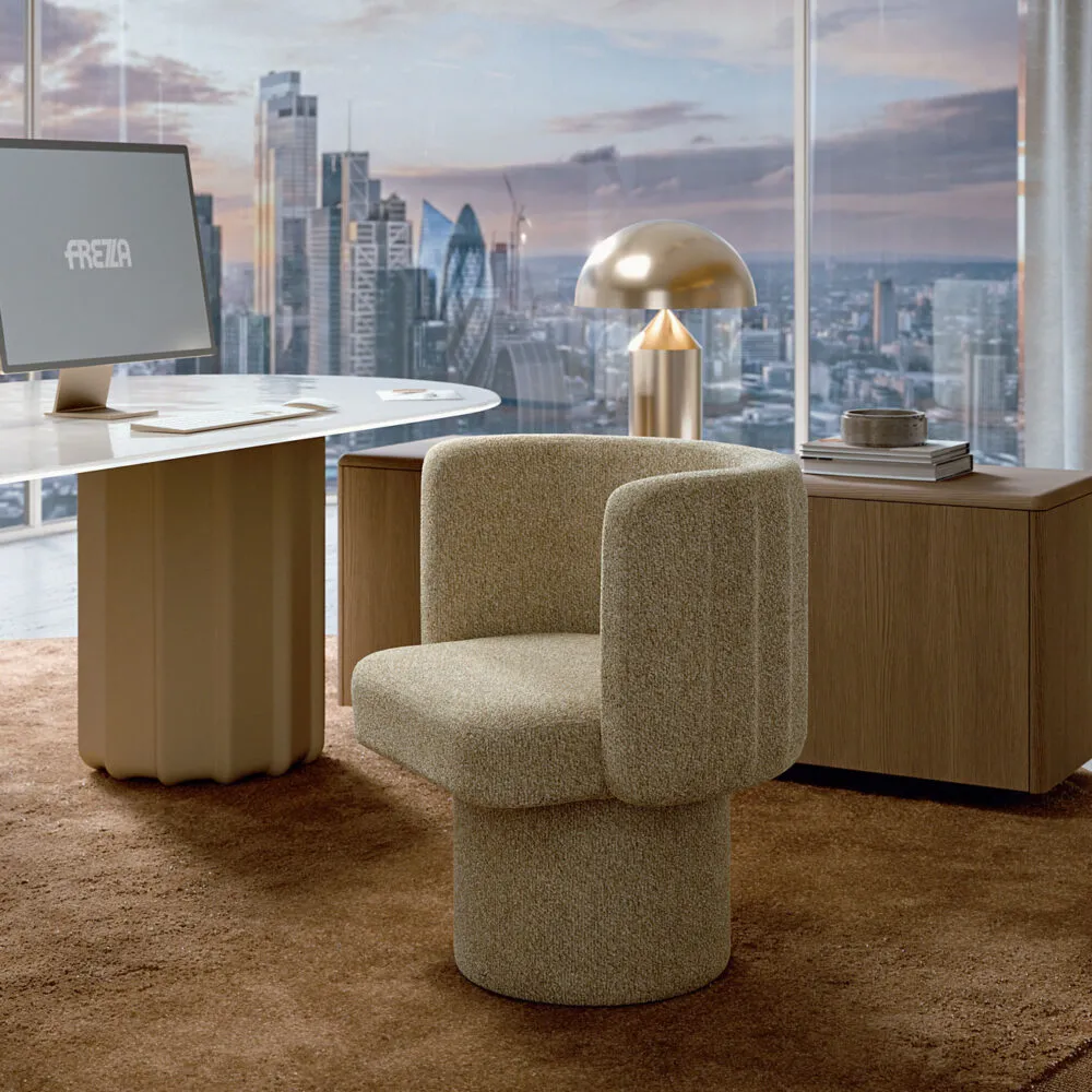 Poltroncina di design Sabree girevole in tessuto bouclé sabbia con madia in rovere sullo sfondo, in un executive office con vista panoramica sullo skyline di Londra