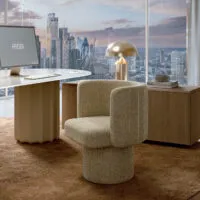 Poltroncina di design Sabree girevole in tessuto bouclé sabbia con madia in rovere sullo sfondo, in un executive office con vista panoramica sullo skyline di Londra