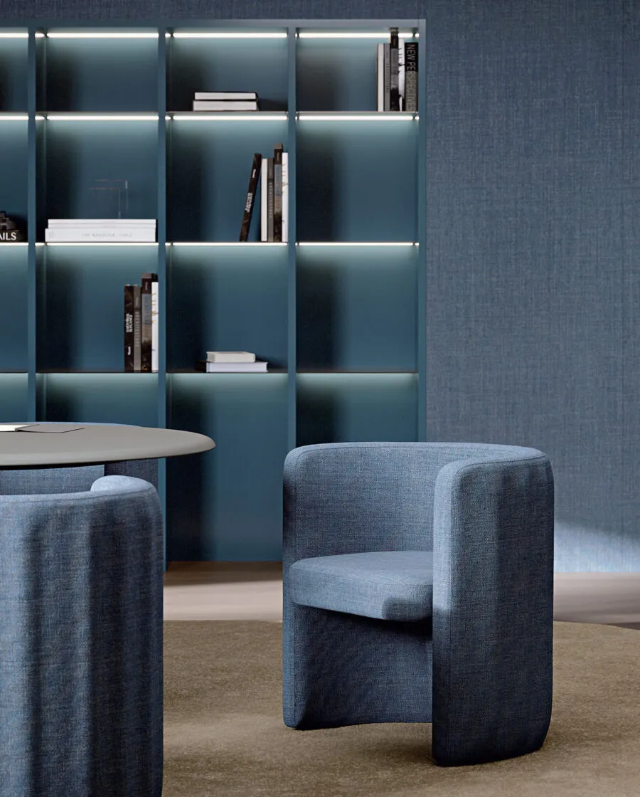 Fauteuil crapaud moderne Sabree en tissu bleu denim dans un espace lounge bureau contemporain avec bibliothèque acoustique — design italien