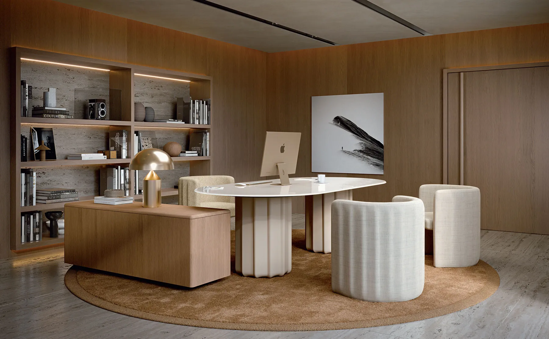 Fauteuil pivotant design italien Sabree en bouclé blanc dans un bureau exécutif avec boiseries en bois chaud, buffet chêne et œuvre d'art — design contemporain