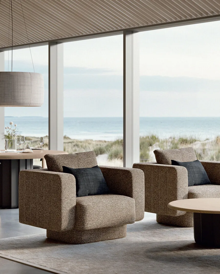 Fauteuil designer Sabree en tissu cognac dans un living côtier avec plafond bois incliné et table basse chêne — design italien contemporain