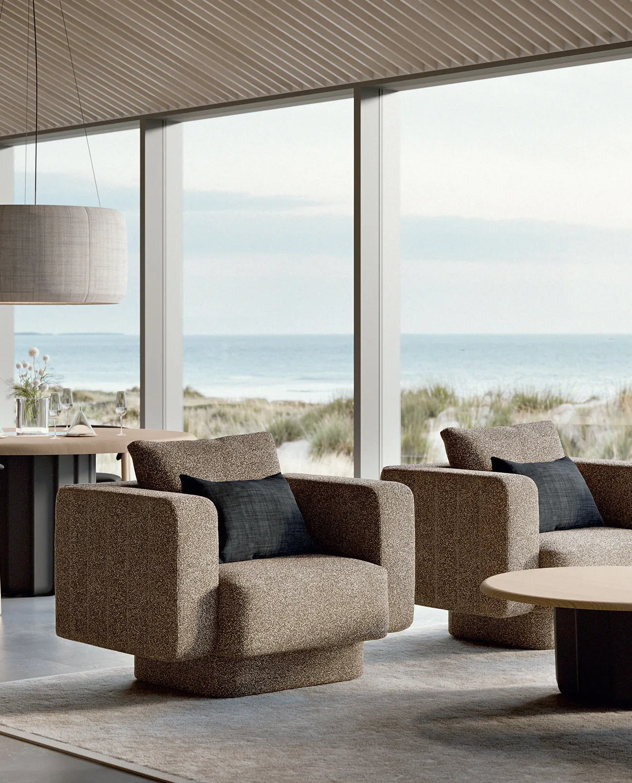 Fauteuil designer Sabree en tissu cognac dans un living côtier avec plafond bois incliné et table basse chêne — design italien contemporain