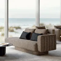 Sabree — Divano design in bouclé greige in living resort fronte dune