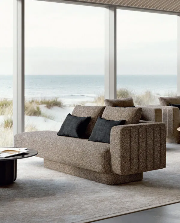 Canapé designer Sabree trois places en tissu taupe avec coussins bleu navy dans un living côtier contemporain avec vue panoramique sur la mer — design italien haut de gamme