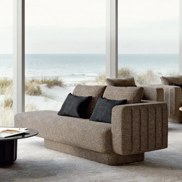 Canapé designer Sabree trois places en tissu taupe avec coussins bleu navy dans un living côtier contemporain avec vue panoramique sur la mer — design italien haut de gamme
