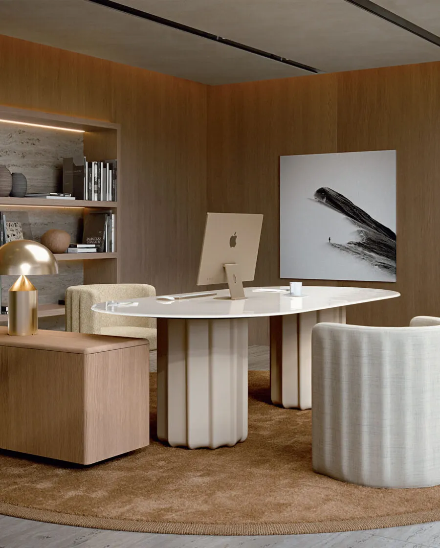 Table ronde design Sabree à pied central avec plateau blanc dans un bureau bibliothèque avec étagères en bois et lumière naturelle — Frezza