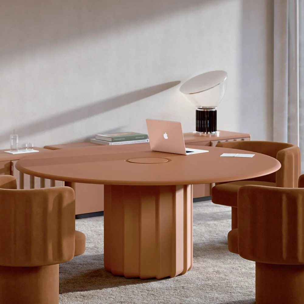 Tavolo rotondo di design Sabree con top impiallacciato rovere e base centrale scanalata nera, apparecchiato per cena in una sala da pranzo contemporanea con soffitto in listelli di legno