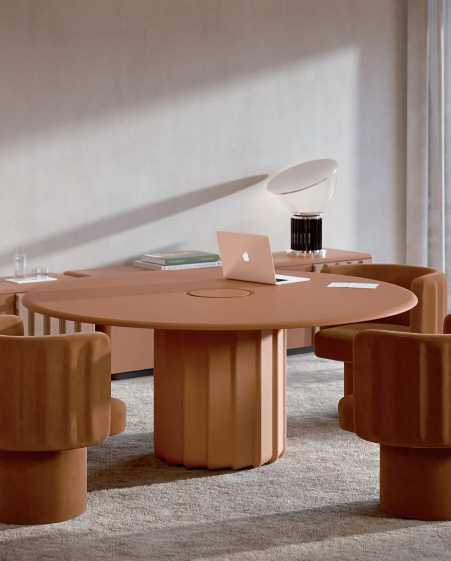 Table ronde design Sabree à pied central en finition terracotta avec chaises Lash dans un espace de travail baigné de lumière naturelle — Frezza