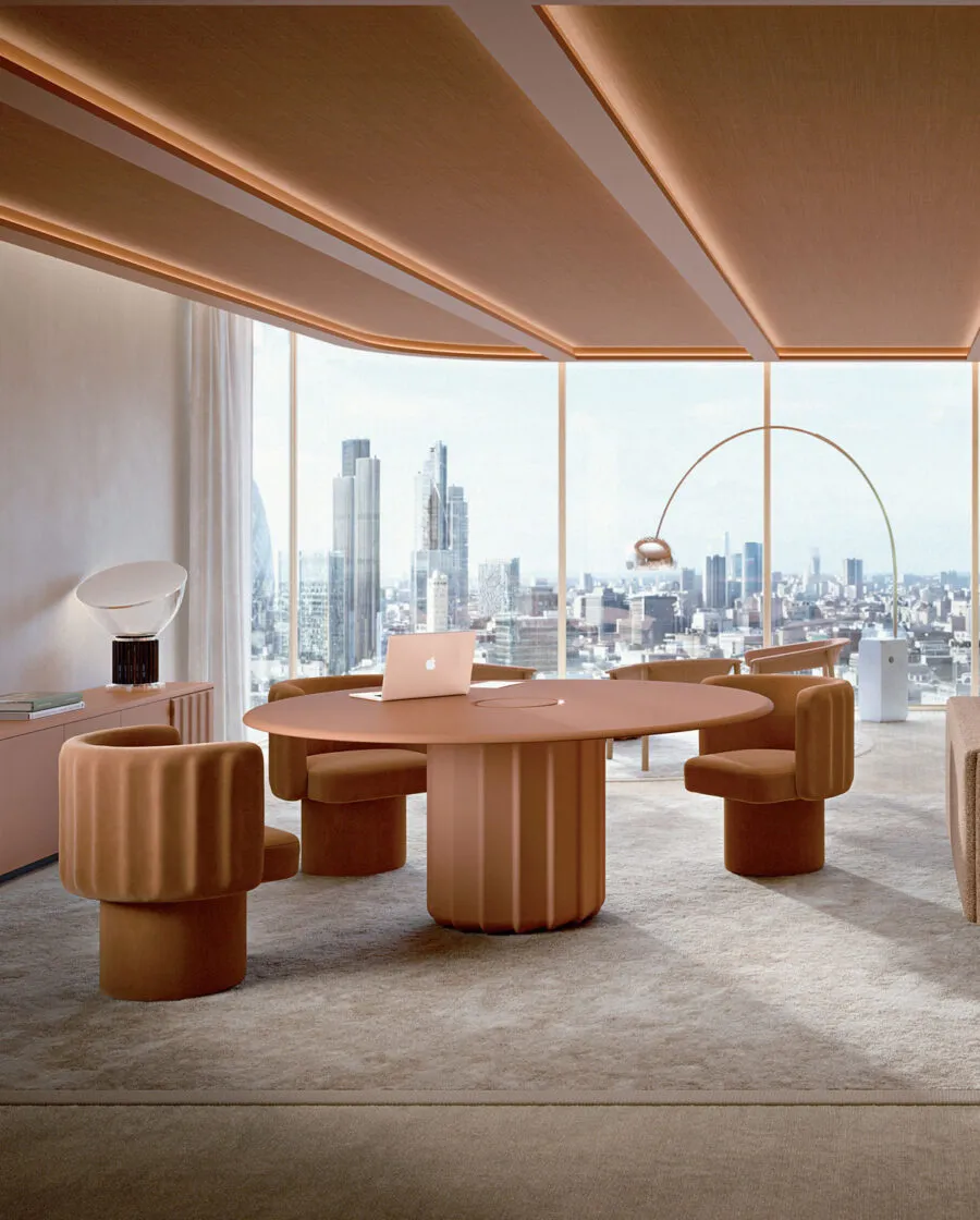 Table ronde design Sabree à pied central en finition terracotta avec chaises Lash dans un bureau de direction avec vue skyline — Frezza