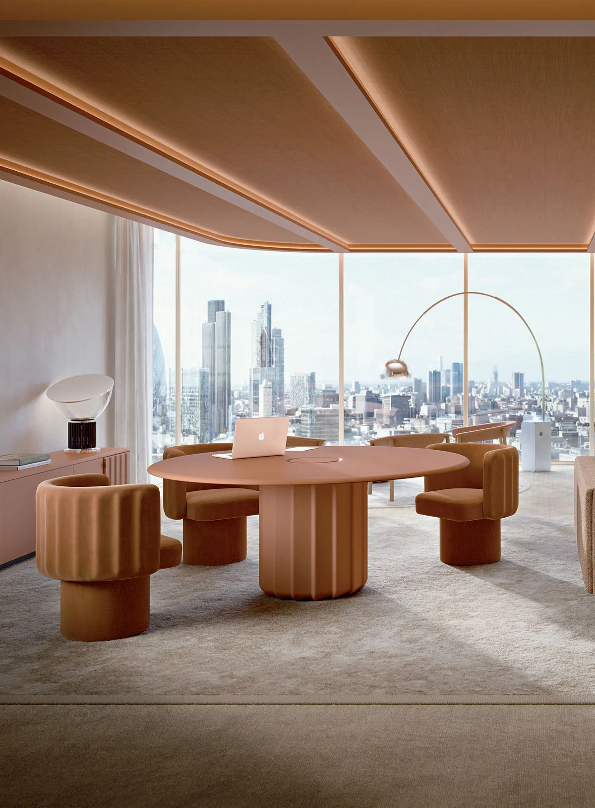 Table ronde design Sabree à pied central en finition terracotta avec chaises Lash dans un bureau de direction avec vue skyline — Frezza