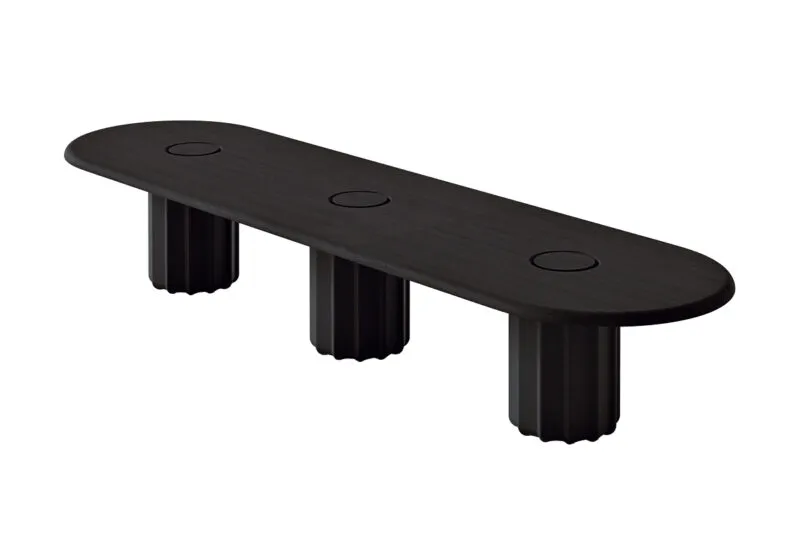 Grande table ovale design Sabree avec trois pieds centraux cylindriques en finition noire et électrification intégrée, vue trois quarts sur fond blanc — Frezza