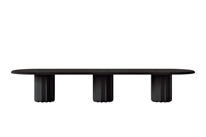 Grande table ovale design Sabree avec trois pieds centraux cylindriques en finition noire et électrification intégrée, vue latérale sur fond blanc — Frezza