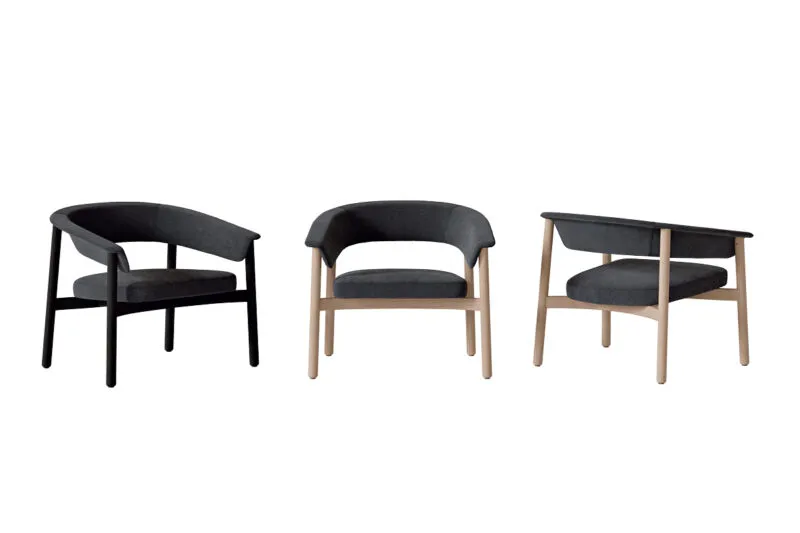 Lash chaise bois avec accoudoir en tissu anthracite, vues frontale et de profil avec base chêne naturel et base noire — design italien Sabree