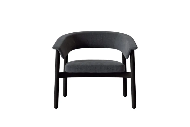 Lash chaise bois avec accoudoir en tissu anthracite et base noire, vue frontale avec dossier enveloppant inspiré d'un cil — design italien Sabree