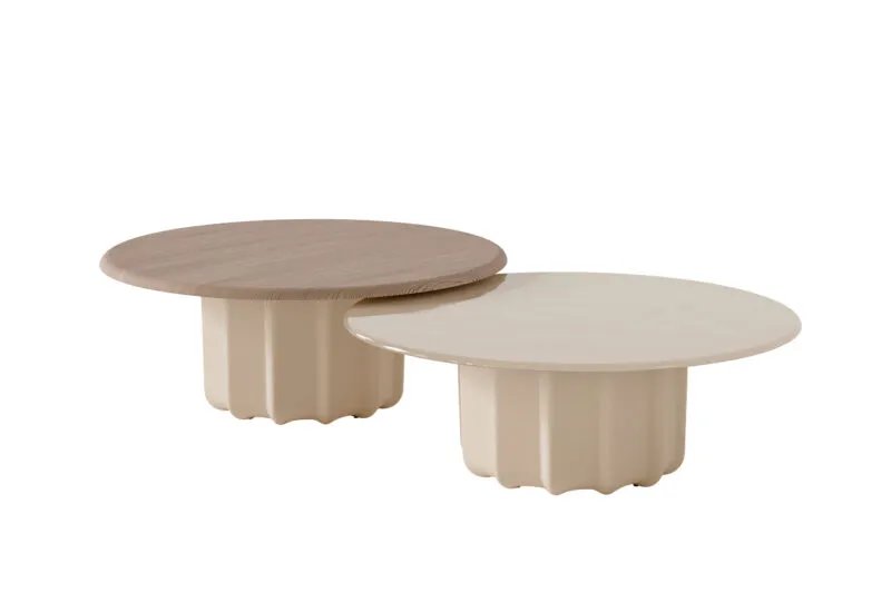 Tables basses design italien Sabree en deux tailles, plateau plaqué chêne et finition laquée sable, base sculptural ondulée — design contemporain