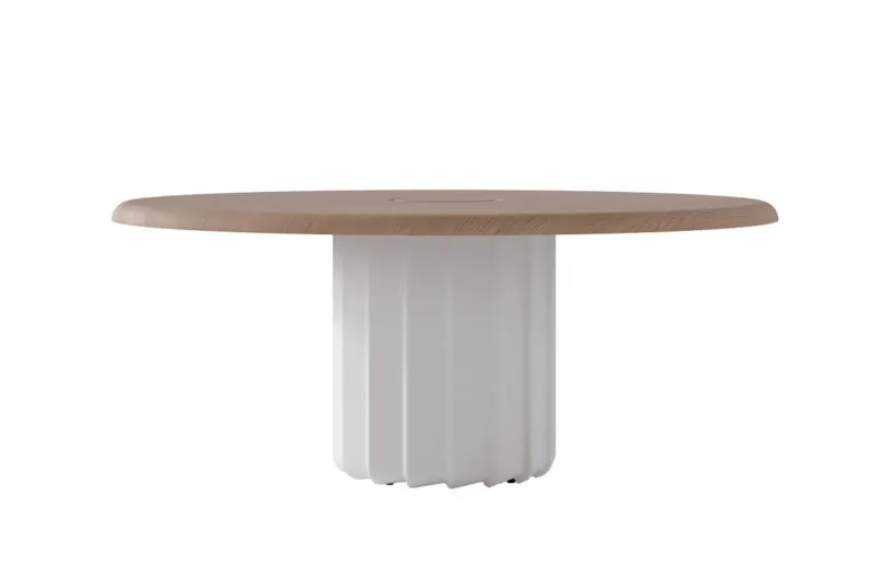 Table ronde design Sabree à pied central sculptural avec plateau en chêne et base blanche, vue latérale sur fond blanc — Frezza