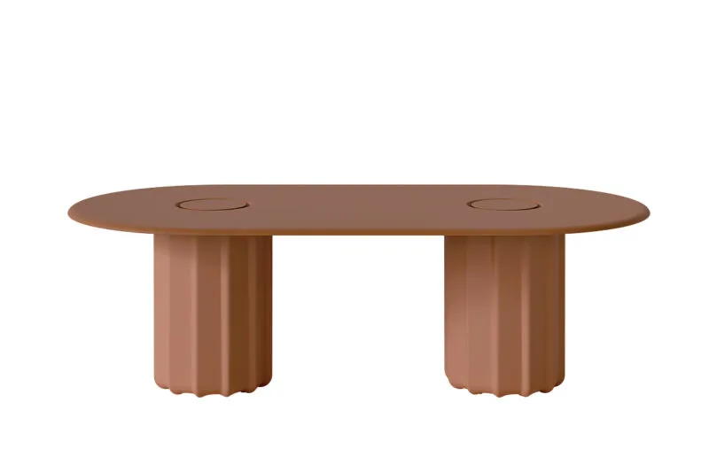 Table ovale design Sabree avec deux pieds centraux sculptés en finition terracotta et électrification intégrée, vue latérale sur fond blanc — Frezza