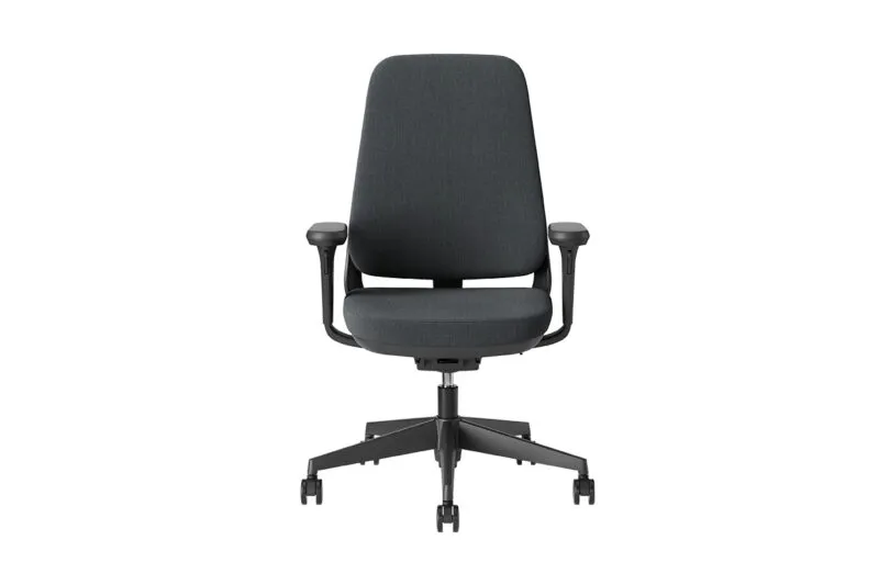 Sedia ufficio ergonomica Areca Fabric senza poggiatesta, schienale rivestito in tessuto grigio antracite e braccioli regolabili, vista frontale