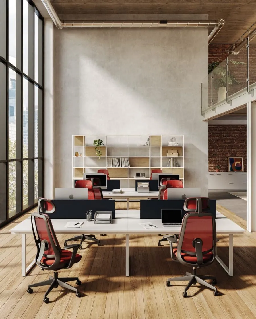 Sedie ufficio Areca con schienale in rete rossa e poggiatesta, su scrivanie bench in un loft